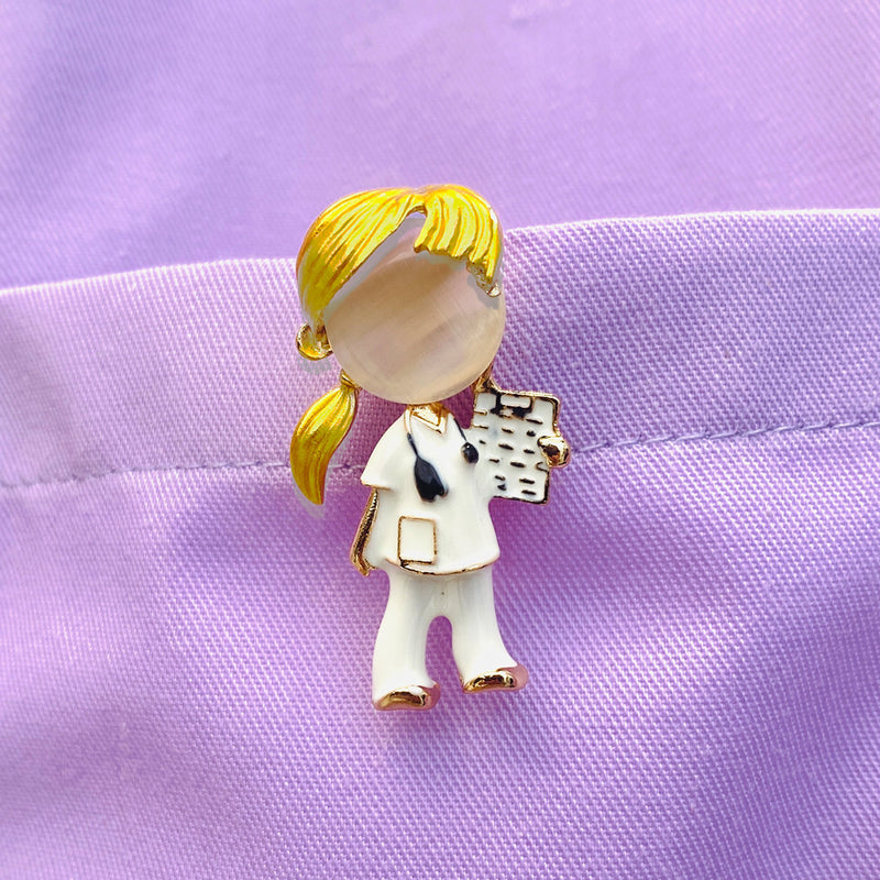 Broche enfermera-zoom-