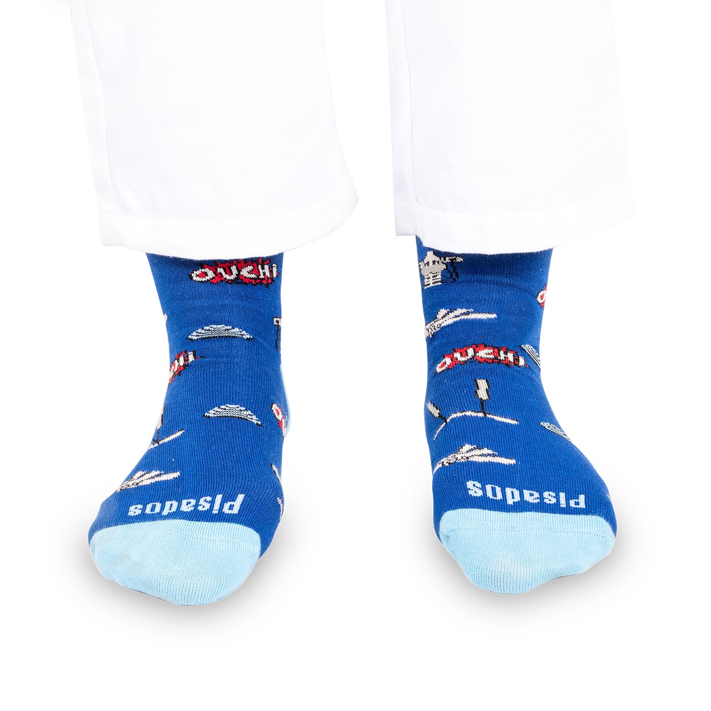 Calcetines puestos, diseño visible con texto “Ouch!”