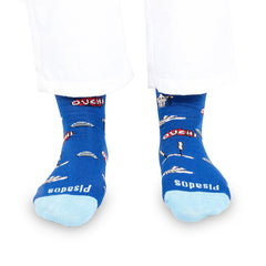 Calcetines puestos, diseño visible con texto “Ouch!”