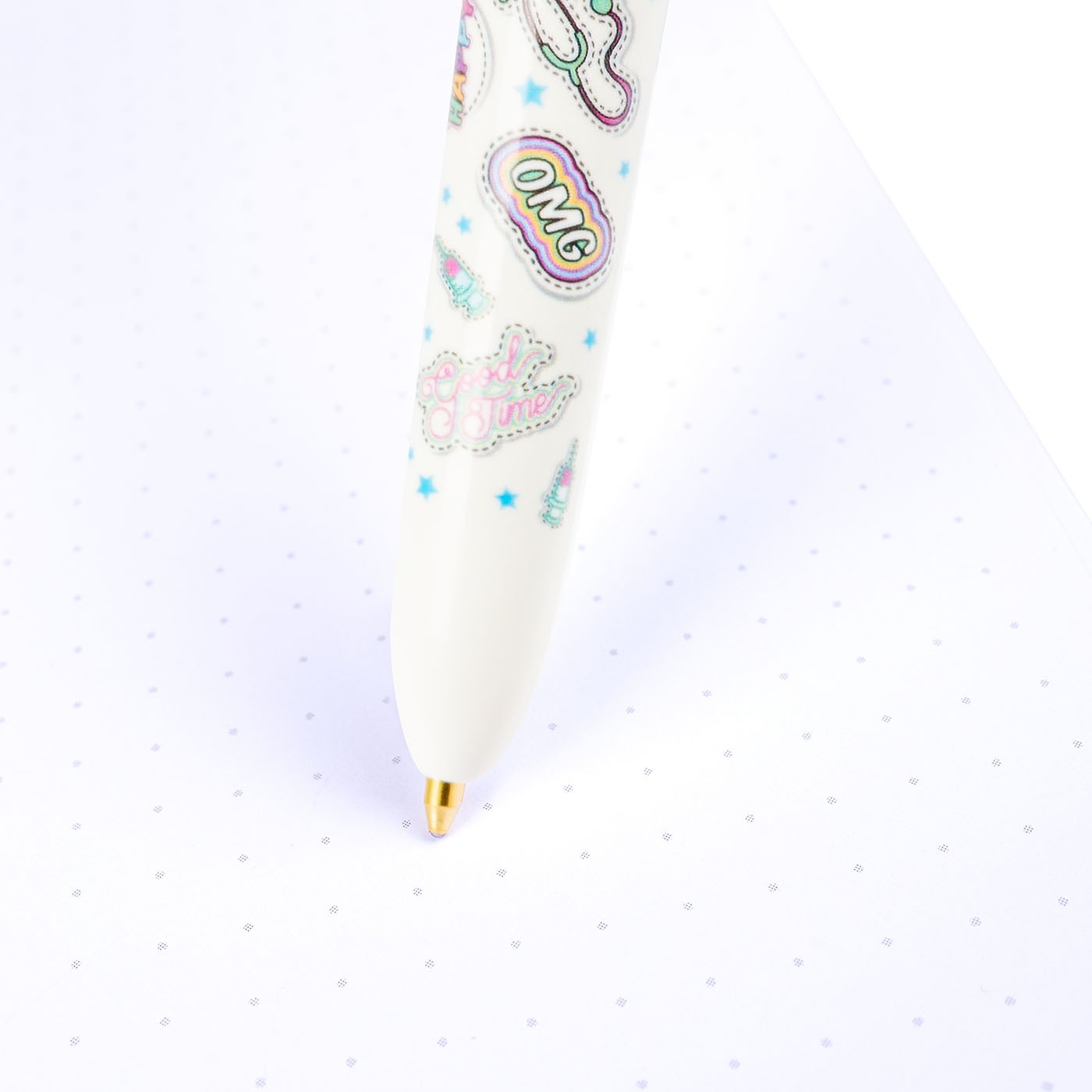 Bolígrafo escribiendo en papel punteado