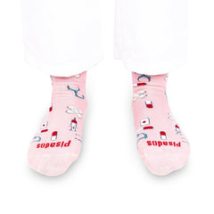Medias compresivas ligeras con diseño médico sobre fondo rosa