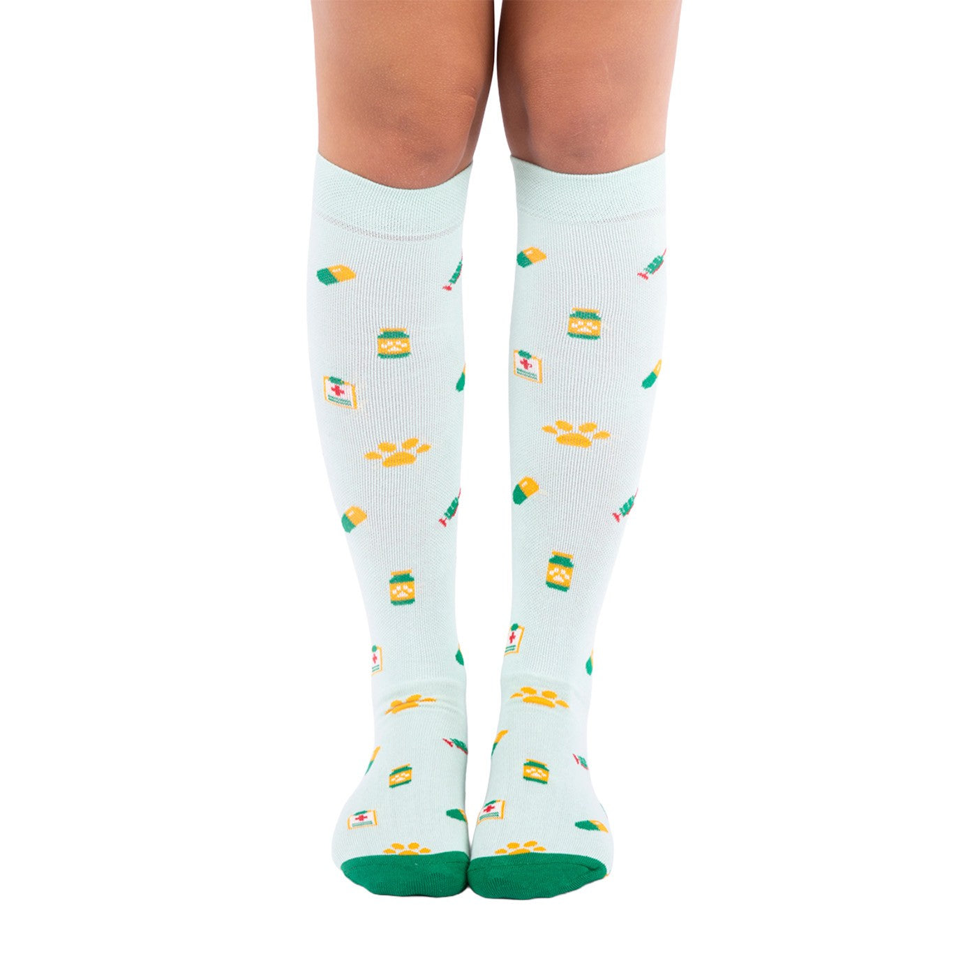 Calcetines con huellas combinados con uniforme sanitario o veterinario