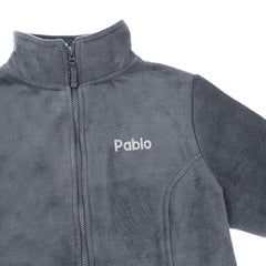 Detalle del nombre forro polar