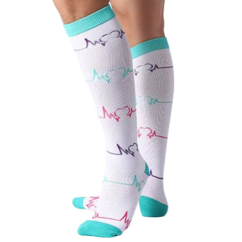 Calcetines de compresión blancos con diseño EKG – vista frontal