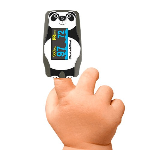 Pulsioxímetro pediátrico Choicemmed colocado en dedo de niño, ideal para uso infantil