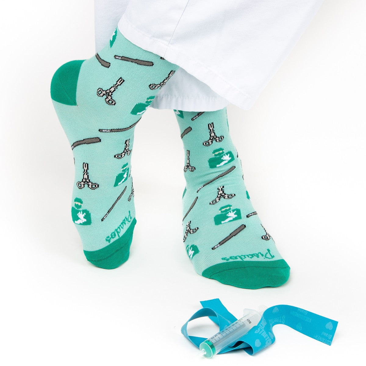 Calcetines Sin Anestesia combinados con uniforme sanitario casual
