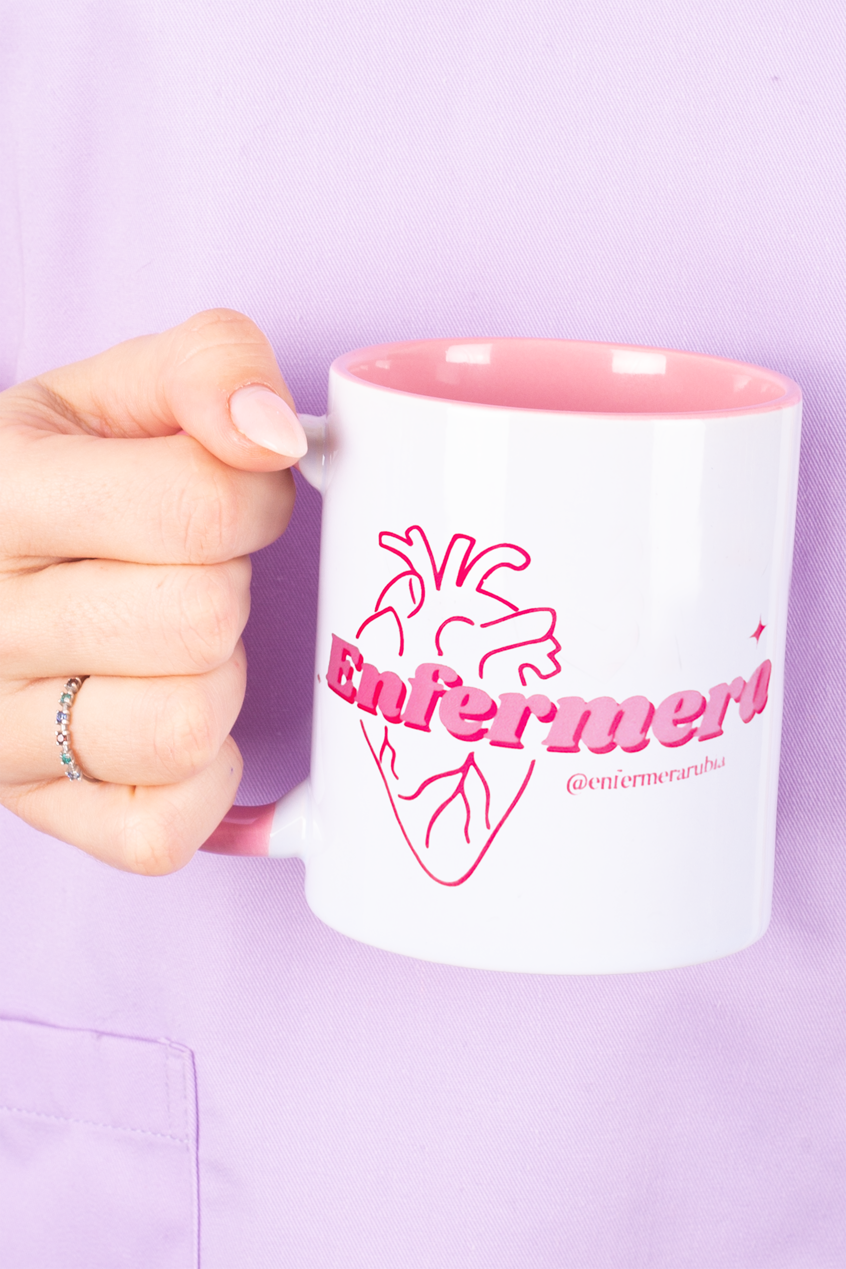 Taza cerámica personalizable rosa - @enfermerarubia-zoom-2
