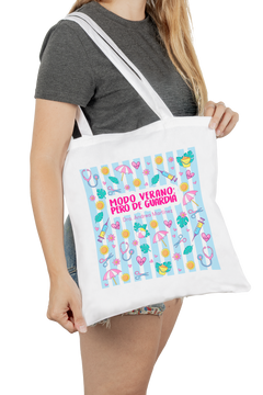 Bolsa tote personalizada para enfermeras y estudiantes sanitarios. en uso