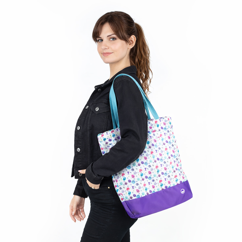 Mujer llevando la Bolsa Tote Virus con estampado sanitario, vista frontal.